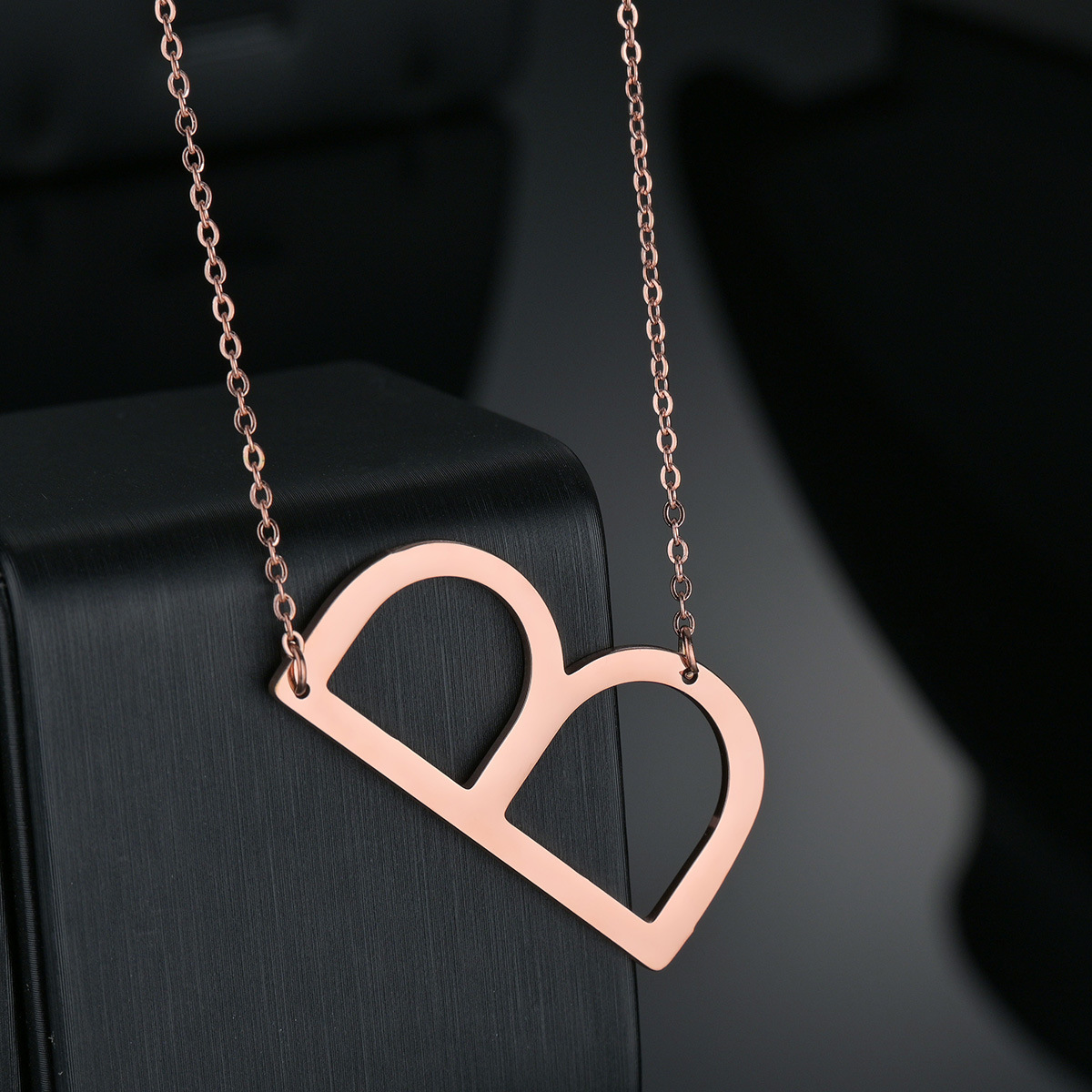 A popular cross-border supply of 26 English large letter necklaces for fashionable couple pendants in Europe and America, with one-piece consignment pic 9