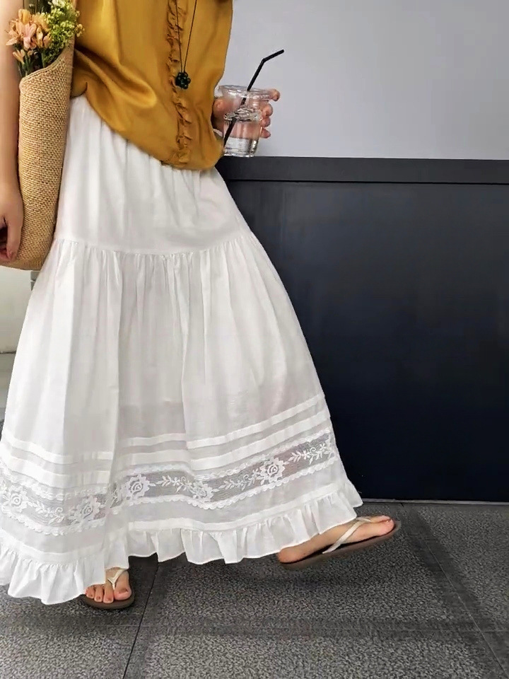 A white lace patchwork mid-length dress for women in Spring/Summer 2025, with a unique design sense and a fairy cake dress pic 5