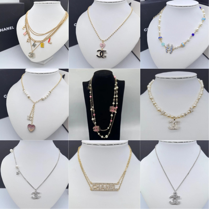 Real photo of the classic necklace of Xiangjia for girls in the high school version, featuring a light luxury color letter-set diamond fashion jewelry, double C small Xiangjia style V gold pic 5