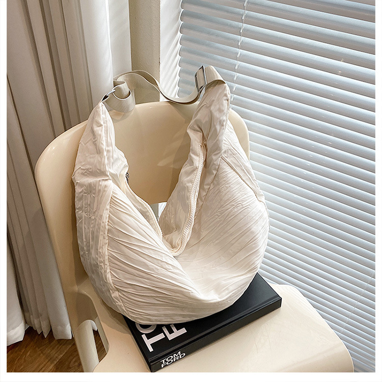 新品褶皱半月包简约时尚斜挎包大容量潮搭单肩包慵懒风都市休闲包详情46