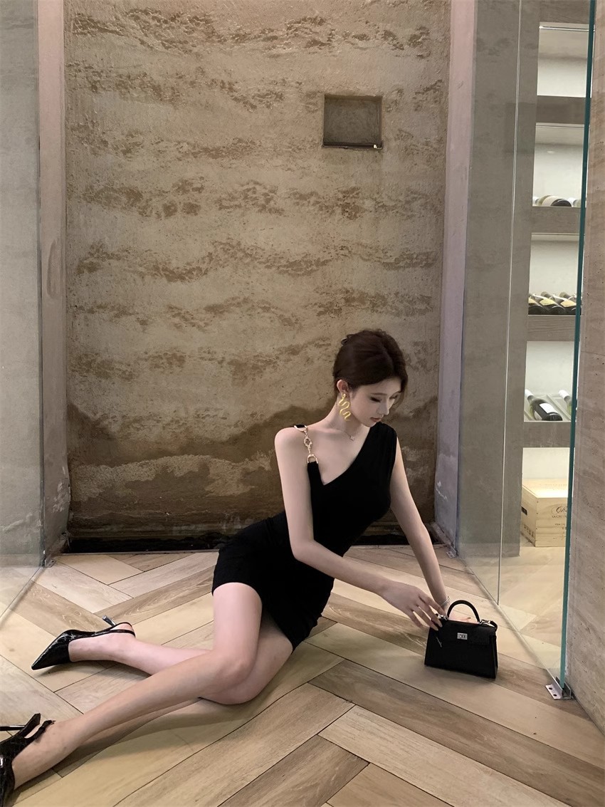 辣妹高级性感斜肩黑色吊带连衣裙女夏季修身气质御姐包臀约会短裙详情12