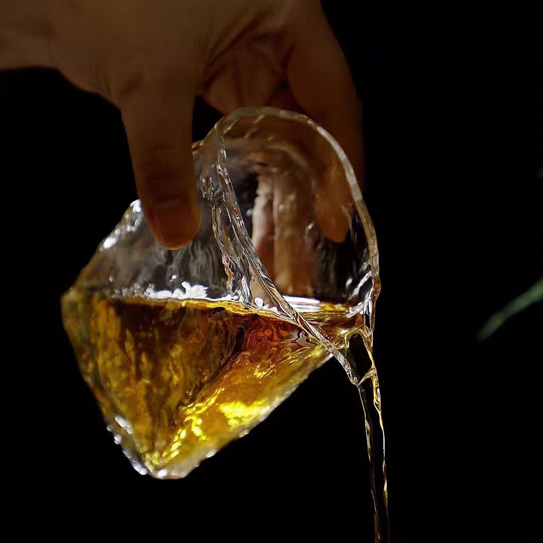 四方玻璃公道杯耐热锤纹加厚分茶器创意功夫茶鹰嘴公道杯家用匀杯详情9