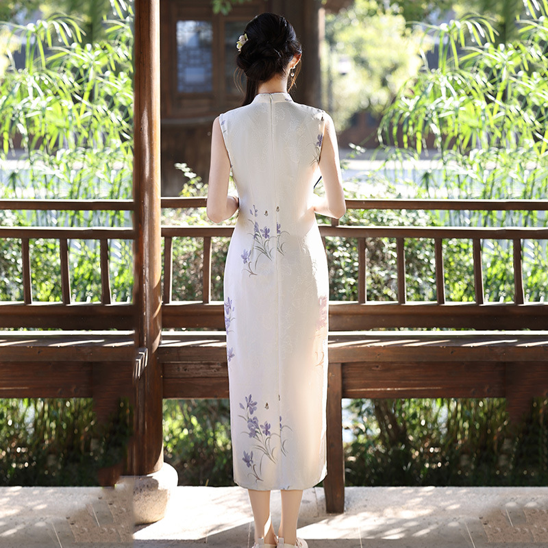 The new 2026 version of the classic white sleeveless Chinese-style long cheongsam with a traditional Chinese style has been improved for young people. It exudes a sense of high-end women and is retro for summer pic 8