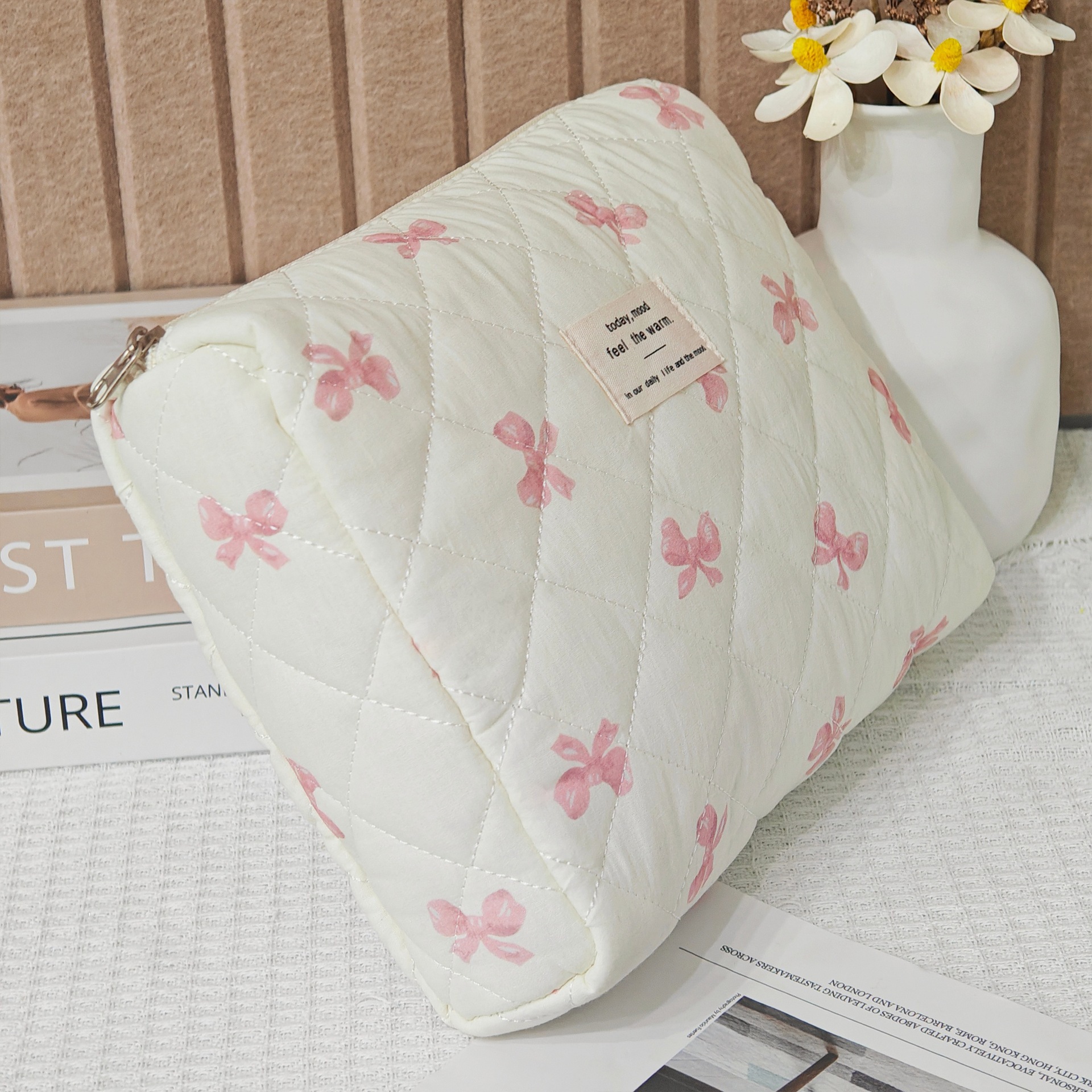 新款手提蝴蝶化妆包大容量绗缝便携收纳袋ins风旅行小物品收纳包详情5