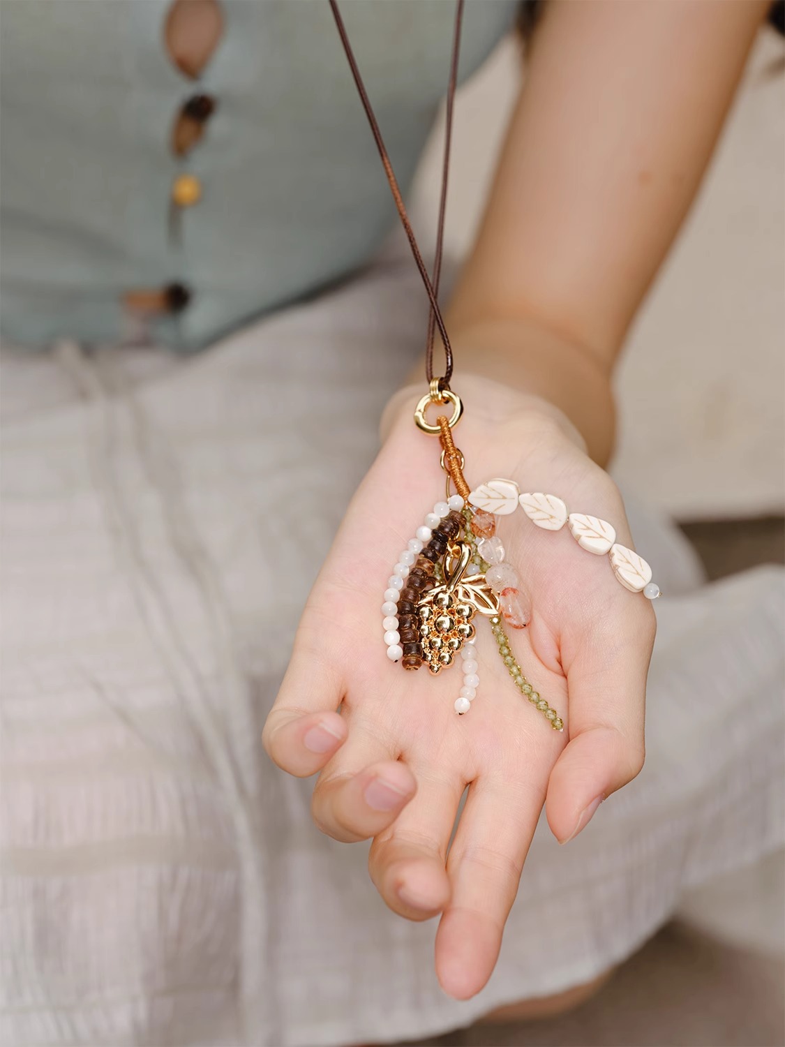 法式度假风多材质小众设计椰风葡萄长项链女多佩戴高级感流苏吊坠详情8