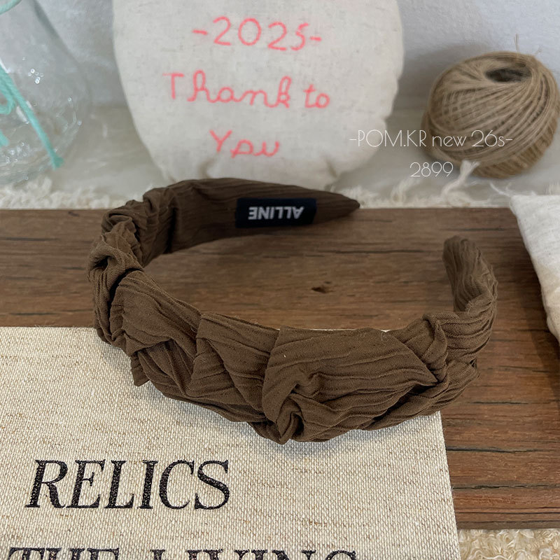 The new Korean-style checkered headband exudes a sense of sophistication for girls. The letter headband is versatile for autumn and winter. The high top hairpin creates an atmosphere for girls pic 6