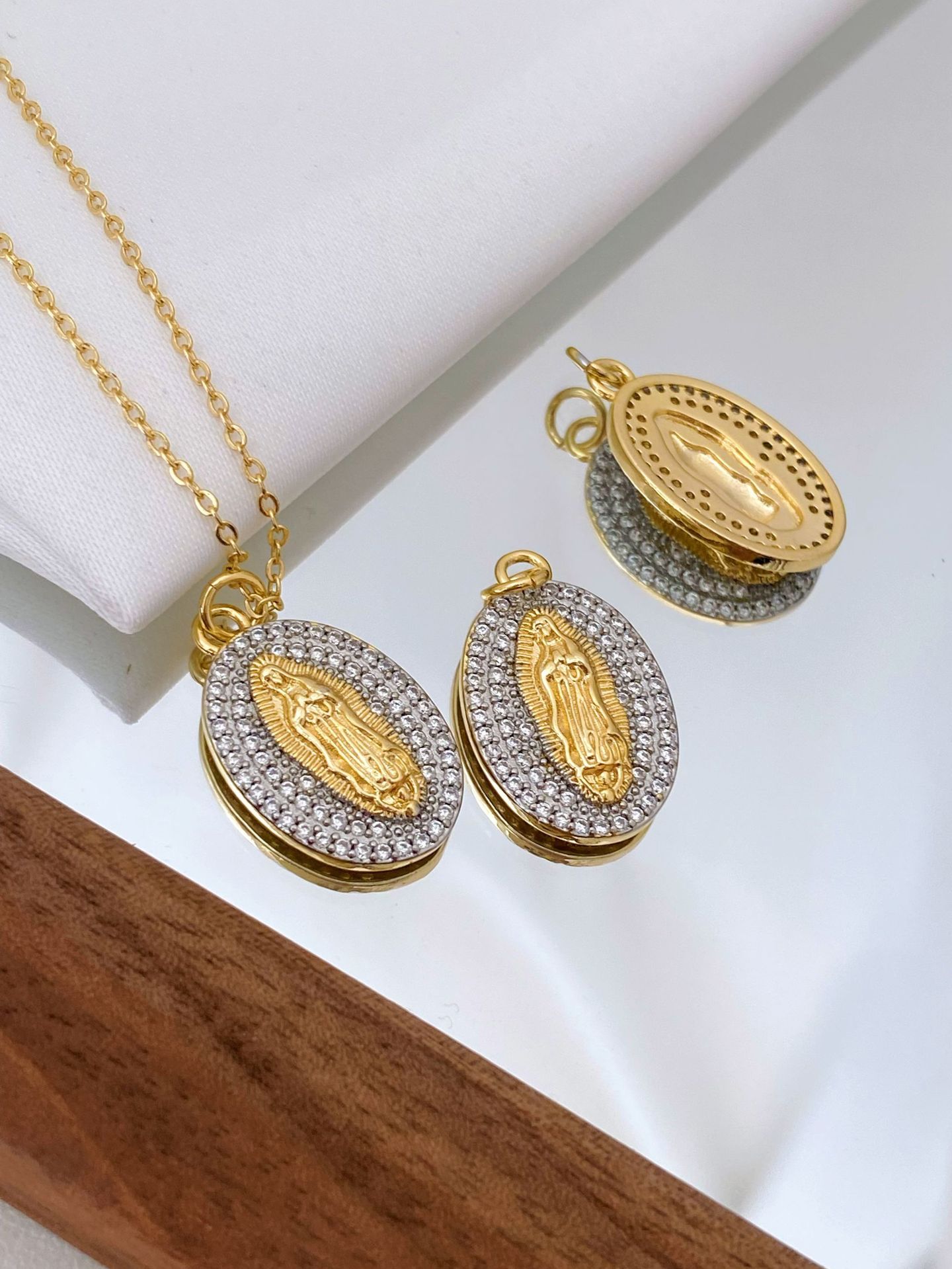European and American fashion high-end oval brand Virgin Mary inlaid zircon two-color pendant collarbone necklace accessory pic 5