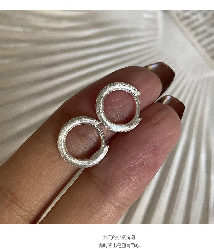 The brushed round ear buckles, the new 2024 earrings, feature a cold and niche design with a simple and versatile atmosphere pic 5