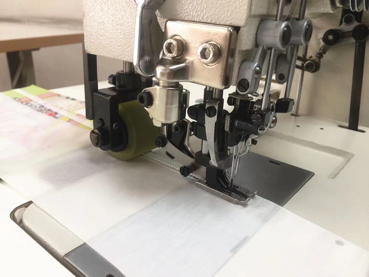 Wholesale of silk sewing machines, small loop embroidery machines, decorative thread embroidery machines, garment hollowing machines and high-end edge-sealing machines in stock pic 4