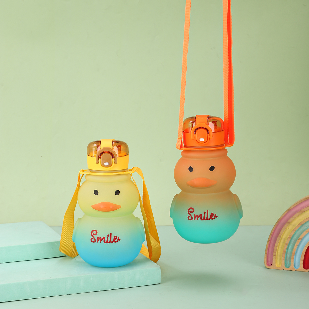 新款小容量黄色小鸭塑料杯夏季可爱学生吸管杯儿童背带子弹跳水壶详情3