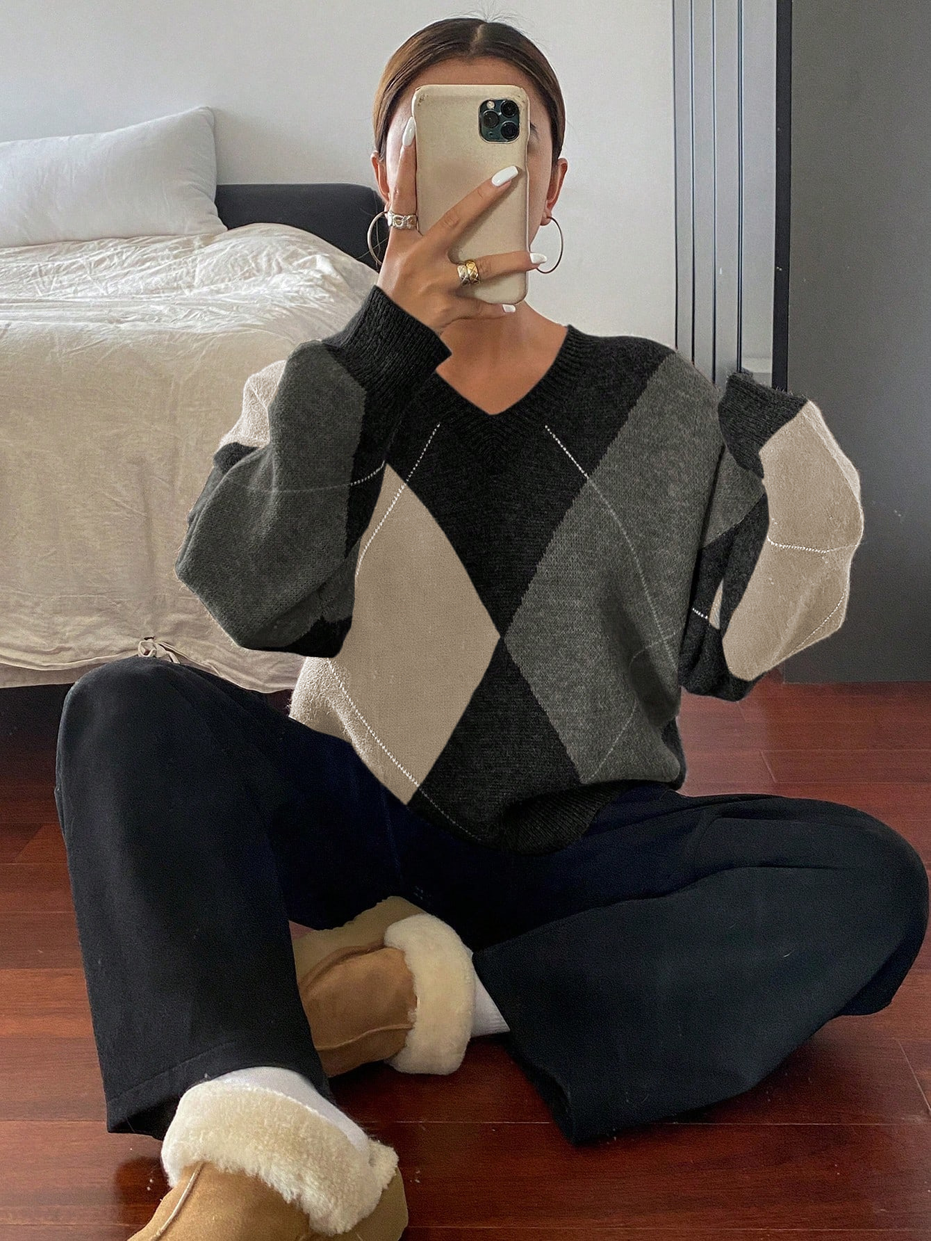 A retro color-blocking diamond-shaped V-neck sweater for women, a laid-back Korean-style knitted sweater, a casual and fashionable base layer for a trendy top pic 21