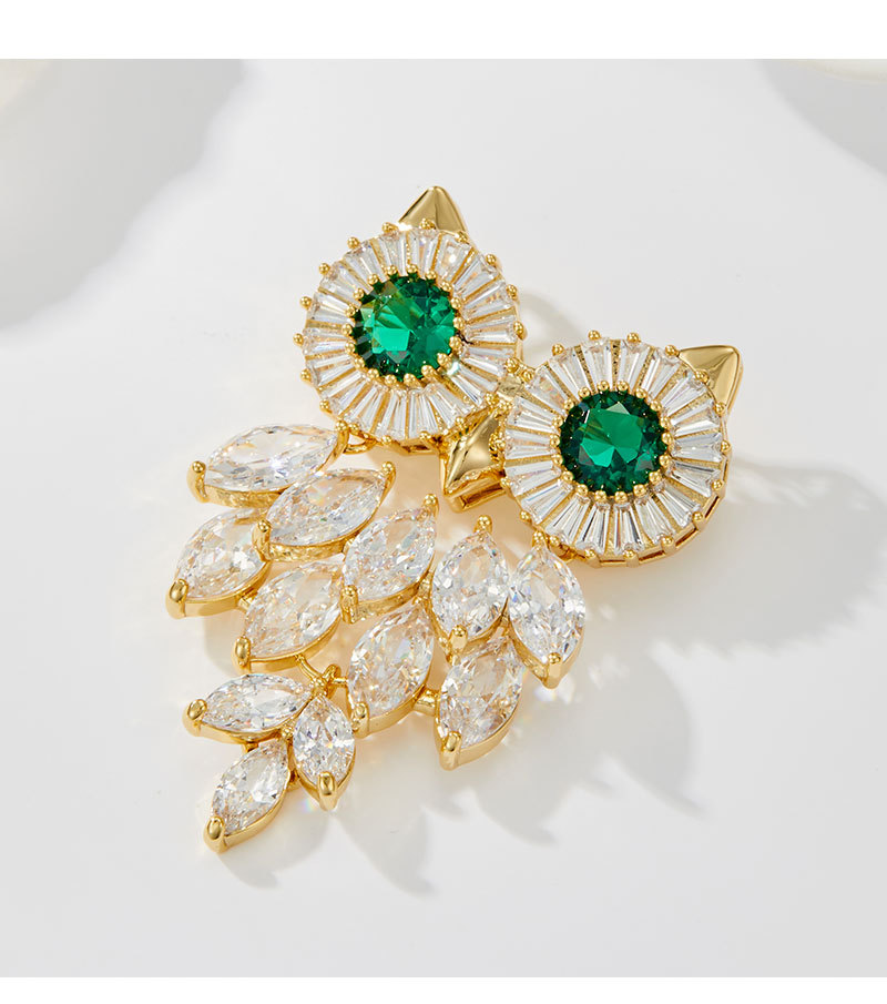 The light luxury, dynamic and high-end owl brooch is made of copper alloy, set with zircon and electroplated with real gold, making it a versatile commuter brooch pic 18
