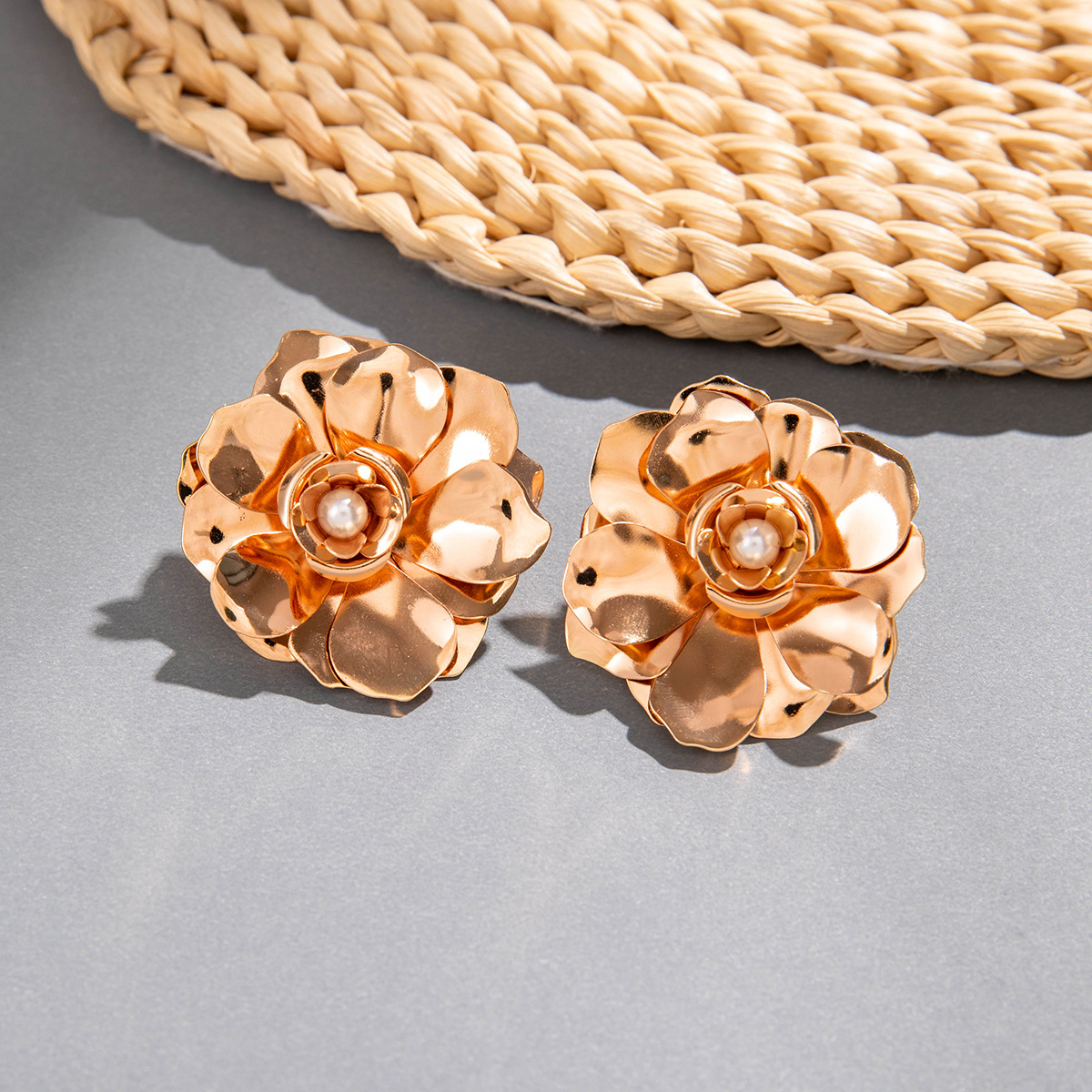 欧美跨境个性金色树叶扇子肌理耳环创意夸张复古花朵重金属风耳钉详情20