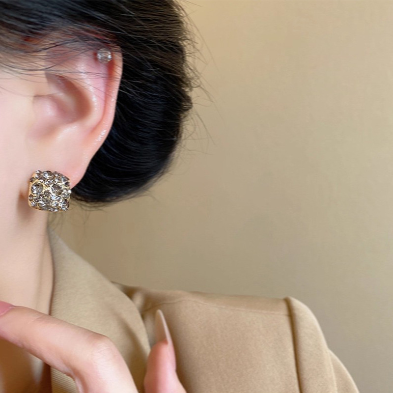 Korean-style super shiny zirconium gray diamond square silver needle stud earrings, a unique and high-end feminine touch, retro and elegant ladylike charm, exquisite earrings pic 5