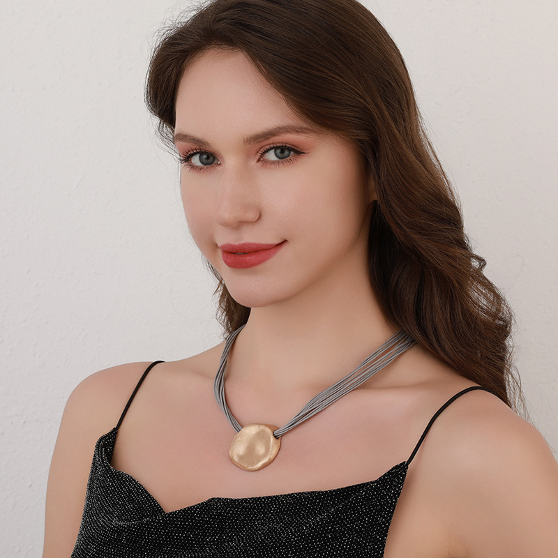 亚马逊跨境专供女士新款短项链圆形吊坠不规则皮绳拉丝设计锁骨链详情6