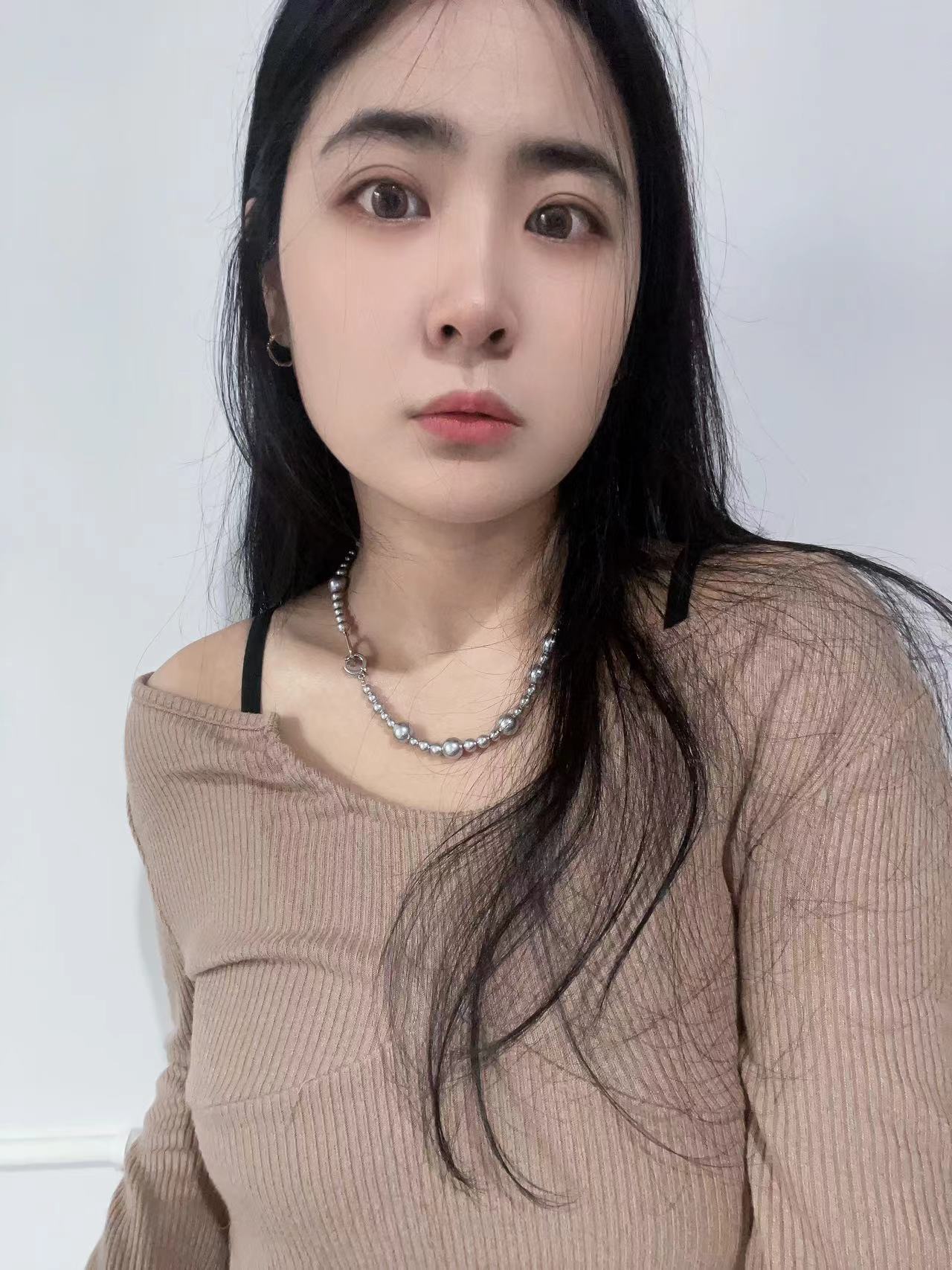 French romance is so abundant. The grey pearl necklaces come in various sizes and are versatile, elegant, trendy and fashionable in the workplace. The collarbone chain pic 3