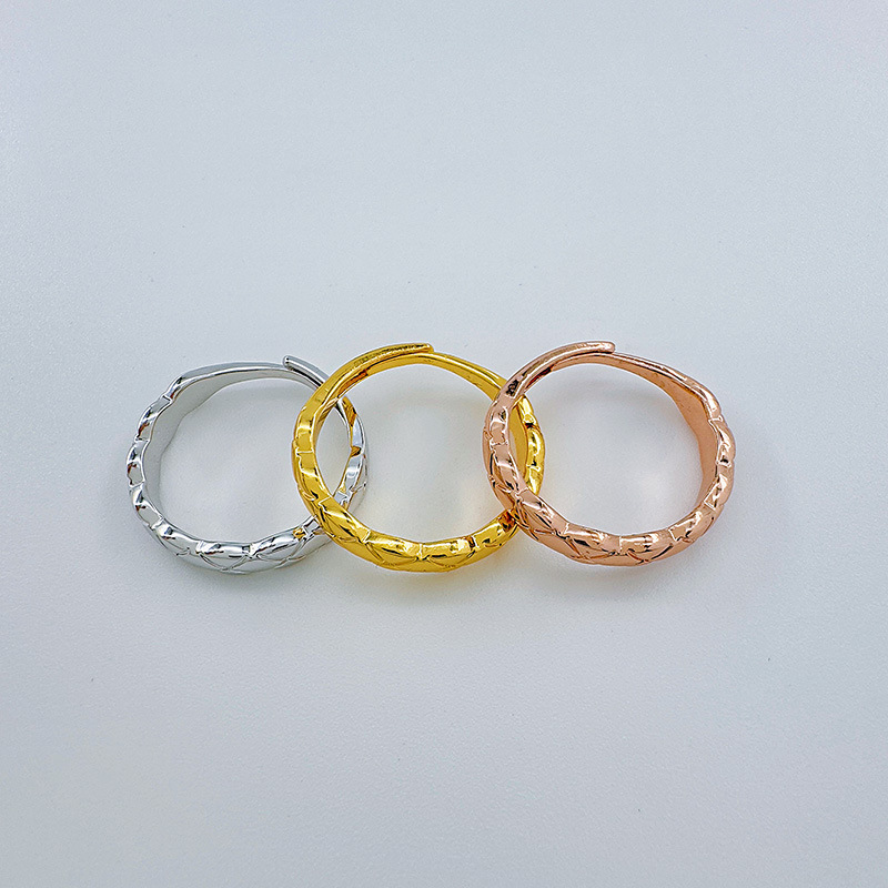 柏伶饰品新款小香风菱格戒指纹经典戒指窄版镶钻光面情侣对戒批发详情9