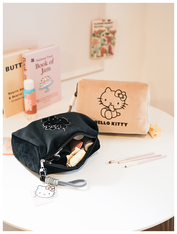 三丽鸥HelloKitty轻盈柔软化妆包可爱卡通大容量高级感立体收纳包详情13