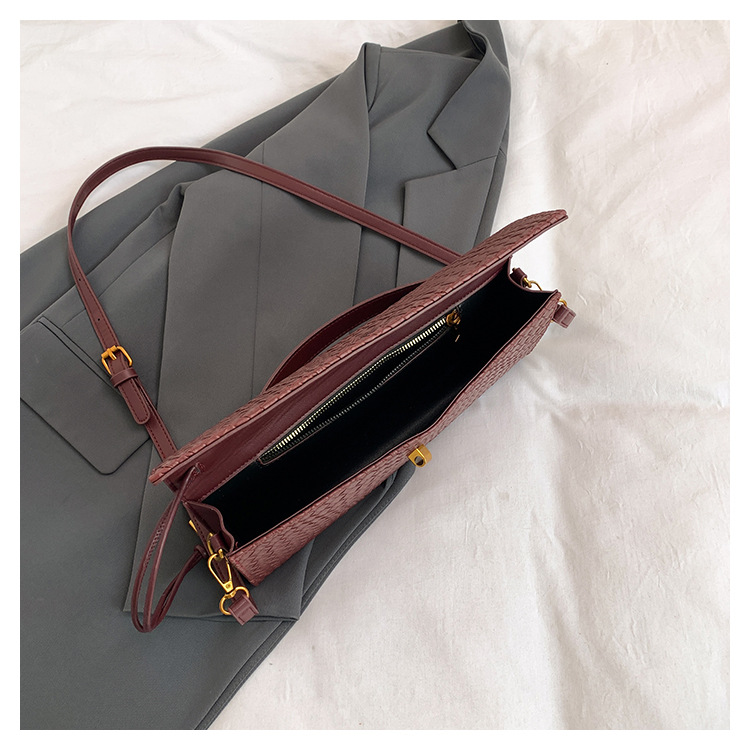 A new cross-border woven pattern single-shoulder crossbody bag with a retro texture, a hand-held baguette bag, and a versatile and elegant evening clutch pic 28