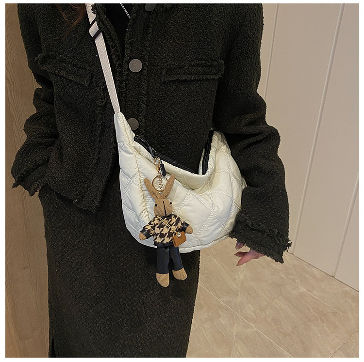 The new, trendy and fashionable single-shoulder crossbody bag with diamond-patterned embroidery thread for women in 2021, the popular dumpling bag pic 59
