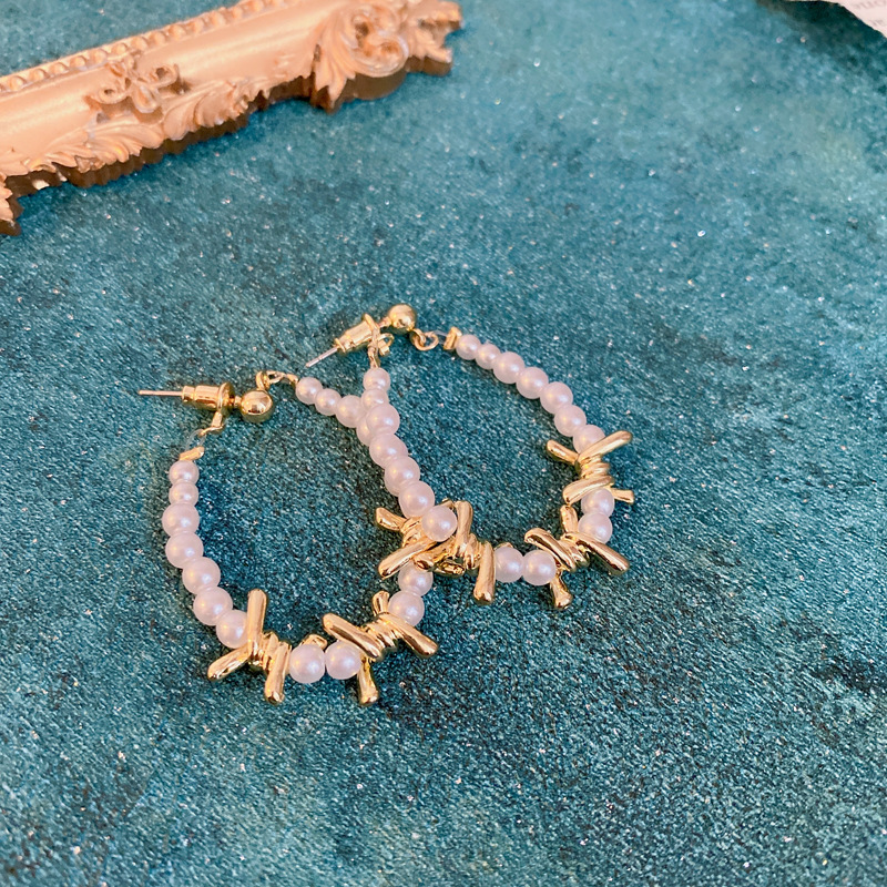 Silver needle retro court style heart-shaped figure pearl earrings, French light luxury stud earrings, female Internet celebrity style earrings wholesale pic 13