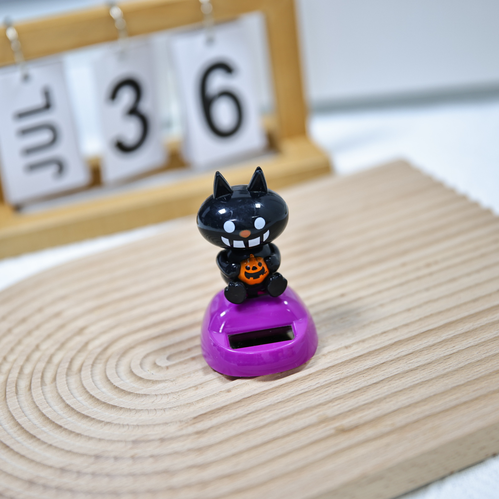 工厂直销万圣节太阳能自动摇头公仔小黑猫车载鬼节黑猫车载摆件详情2