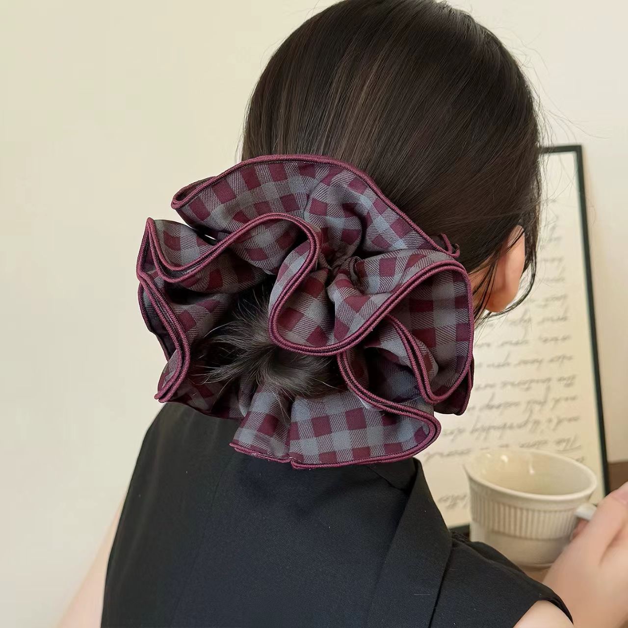 The same style of large intestine hair tie as Zhao Lusi, with a light luxury grid and a high-end feel, is a popular online hair tie. It is a bun hairstyle decoration hair tie pic 4