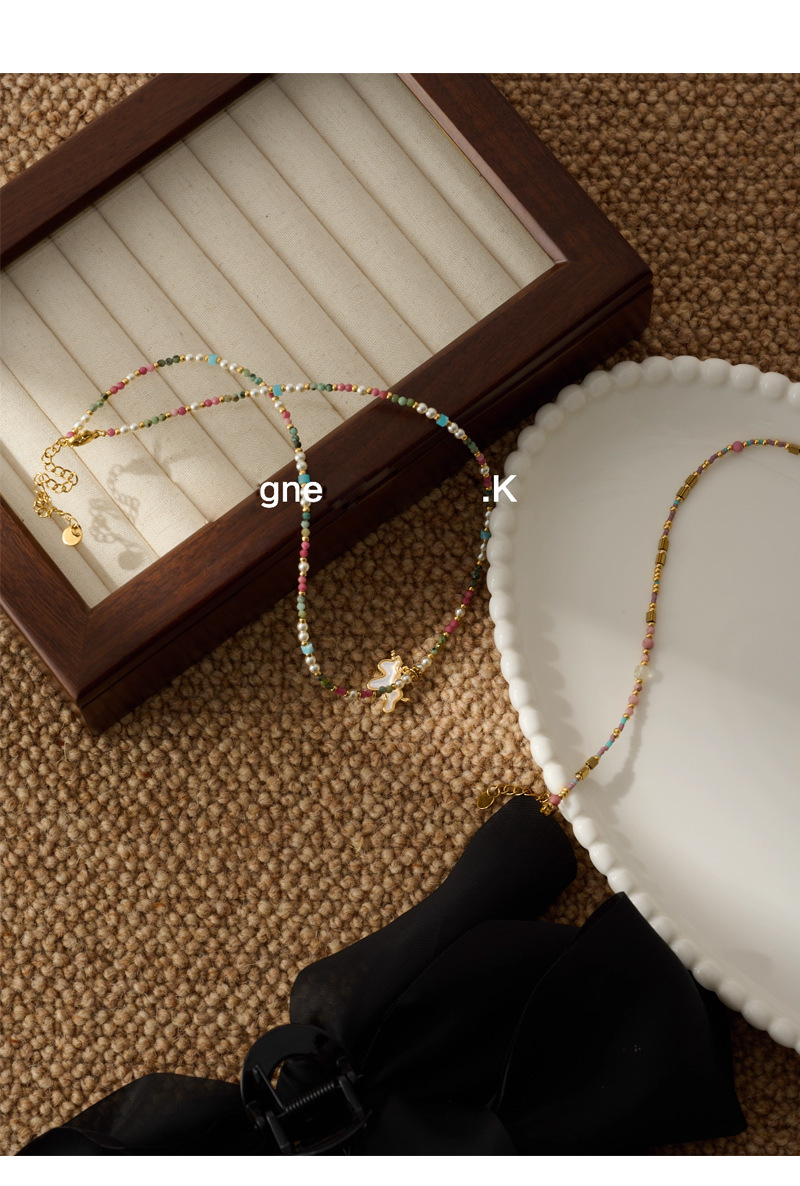 贝母独角兽多巴胺项链女轻奢小众混色天然石锁骨链小马吊坠颈链详情6