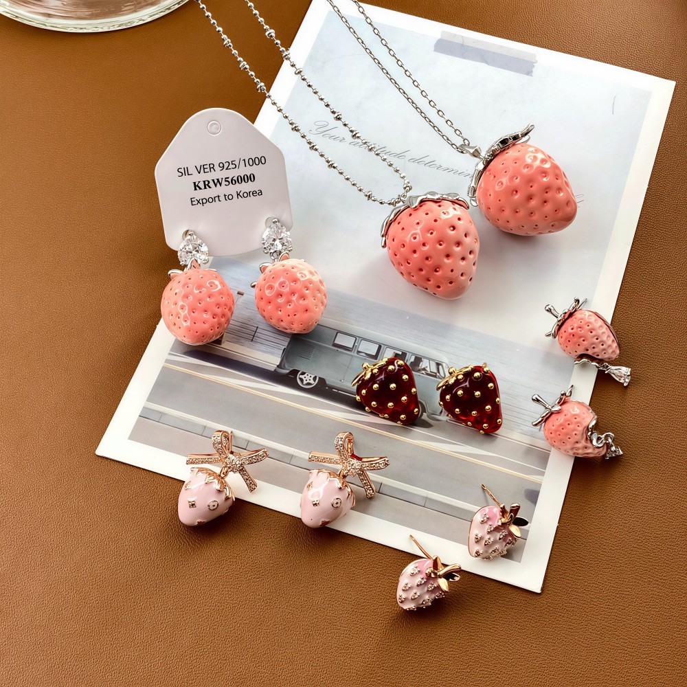 Sweet velvet strawberry necklace, niche design sense, girlish heart, collarbone chain, light luxury and exquisite necklace wholesale pic 2