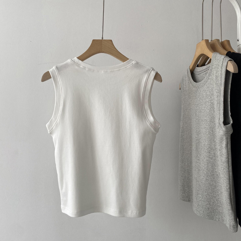 A solid-color short vest with a halter top in the European and American style for women in summer. It is a slimming and form-fitting Korean style with sleeveless tops worn inside and outside pic 3