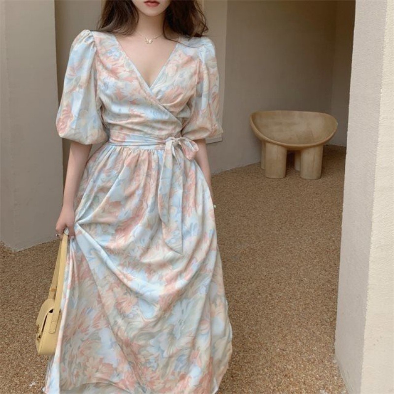 The floral print dress, with a light mature style, exudes a high-end and youthful charm. It features a fashionable design with a cinched waist and straps, making you look like a goddess in summer pic 5