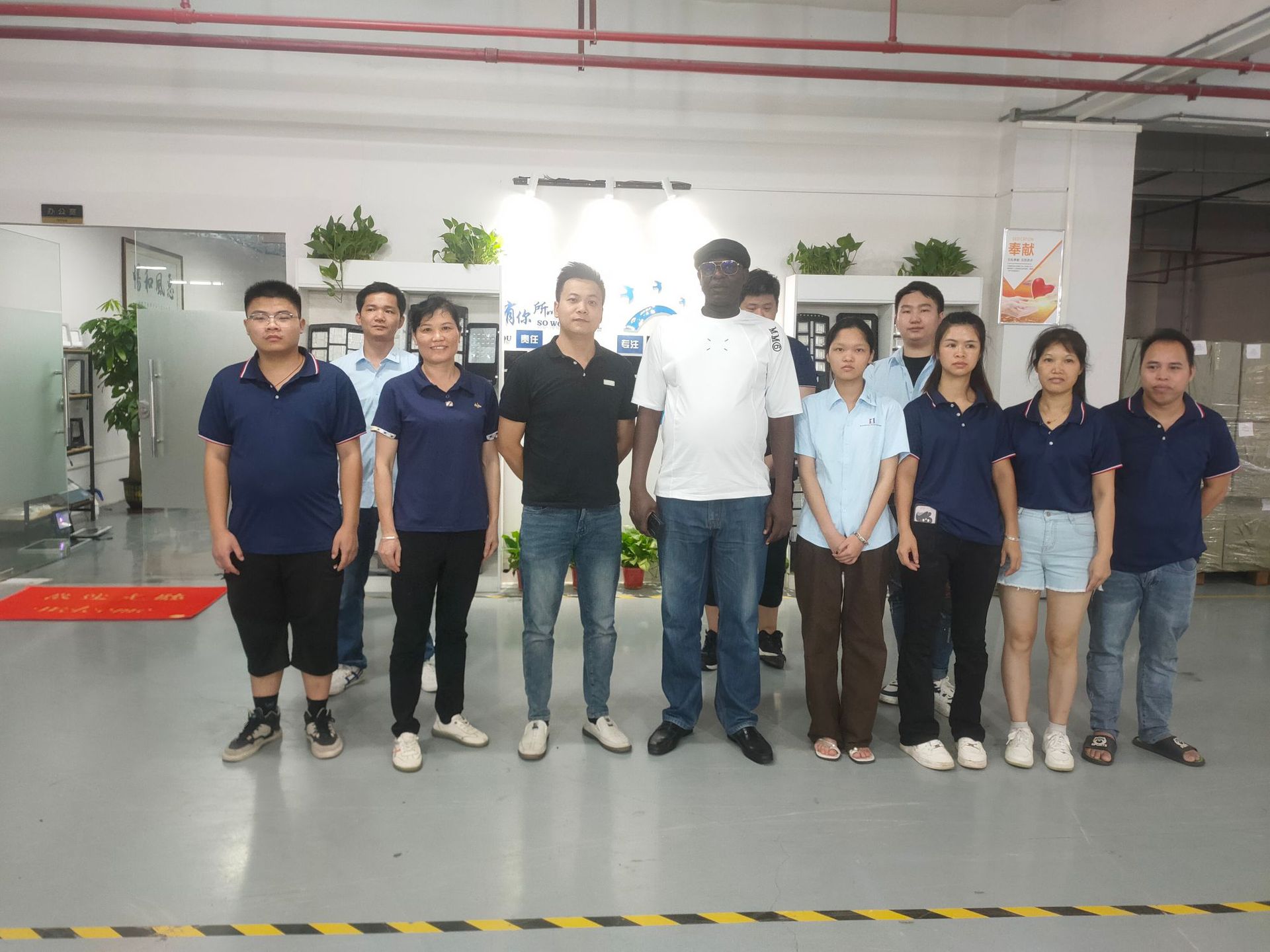 2025 New cross-border high-power light-controlled outdoor solar floodlight for street vending, LED lighting solar lamp pic 3