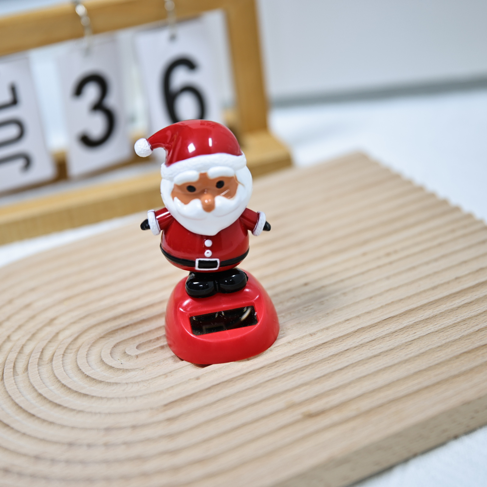 Cross-border best-selling solar-powered car ornaments, rocker, Christmas gifts, and white-bearded Santa Claus accessories pic 3