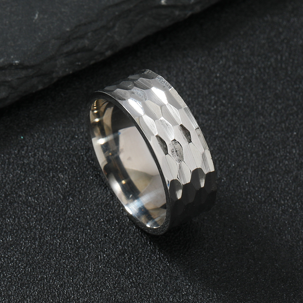 跨境热销钛钢戒指男士时尚简约捶打凹凸纹情侣戒指指环不锈钢饰品详情5