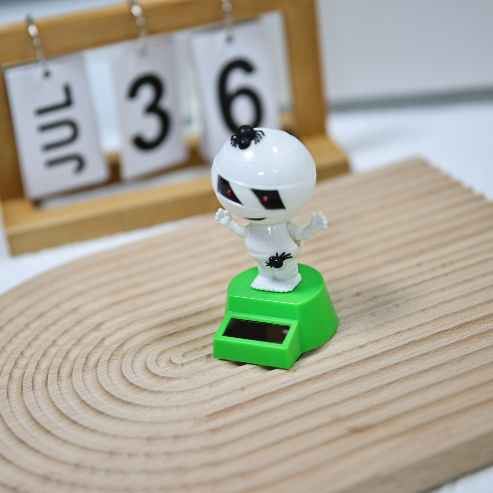 Cross-border best-selling solar-powered car automatic rocker, Halloween gift, spider mummy ornament and accessory pic 6