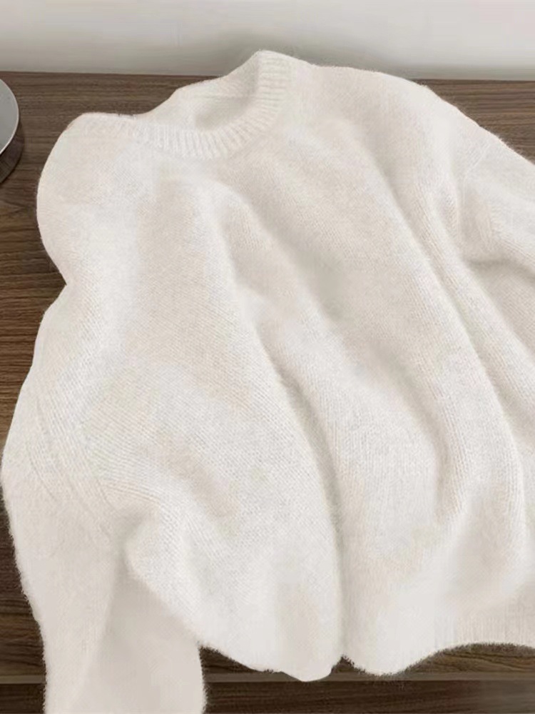 A high-end, soft and fluffy raccoon wool round-neck sweater for women in winter, thickened and laid-back style milk fufu, paired with a knitted sweater top pic 5