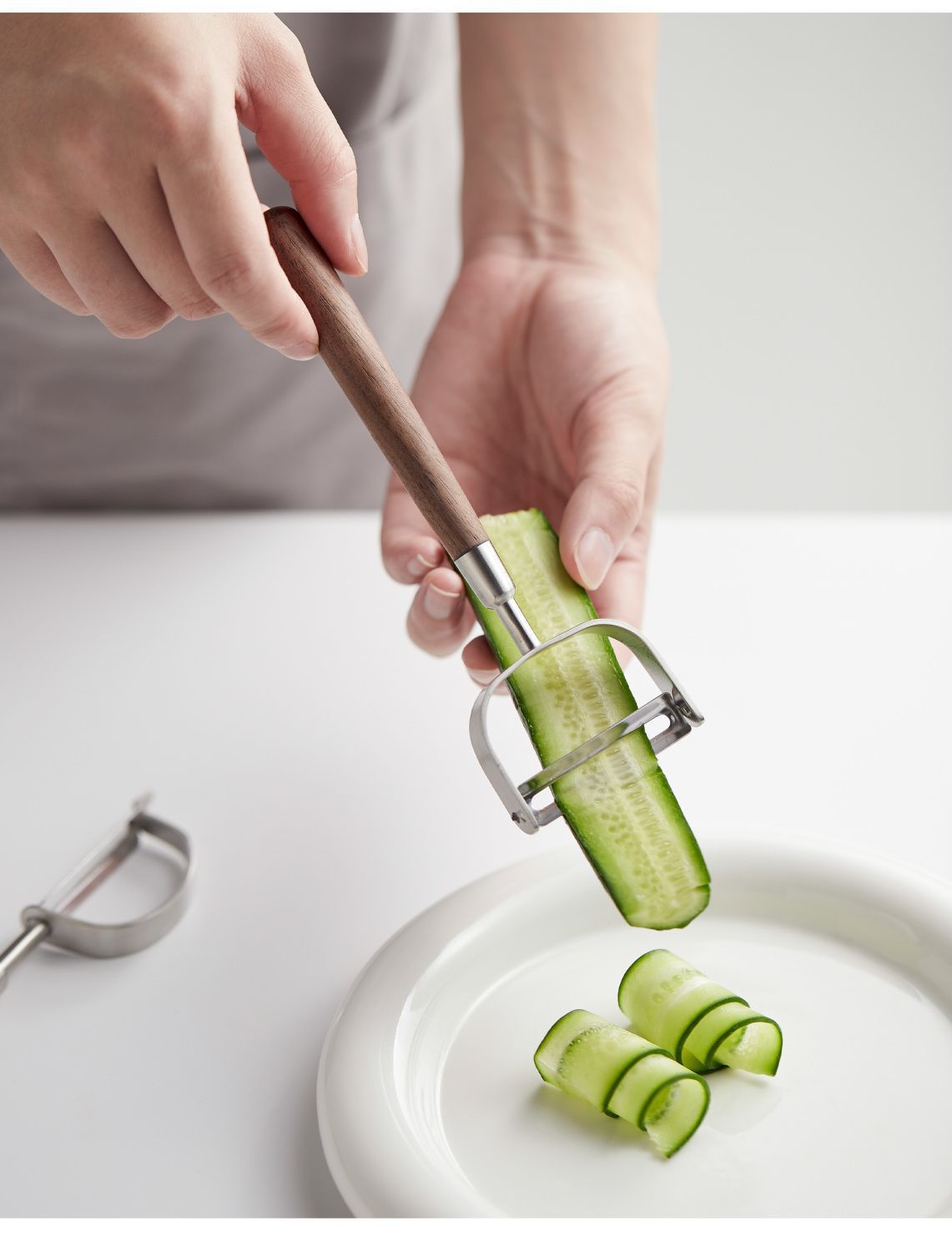 Walnut wood-handled melon peeler, kitchen 304 stainless steel peeler and peeler, a perfect tool for peeling fruits, potatoes and apples at home pic 11