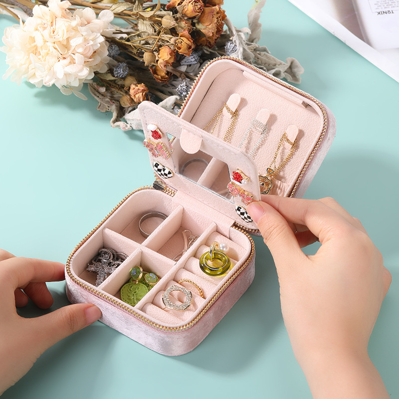 Wholesale of new portable velvet jewelry boxes, travel jewelry, rings, necklaces, stud earrings, and accessory storage boxes pic 3