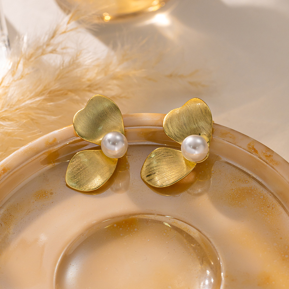 跨境新款花瓣珍珠耳钉小众设计感女时尚复古耳环轻奢耳饰批发花朵详情6