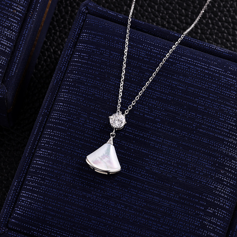 Zhuoheng Select s925 sterling silver fan-shaped moissanite necklace, high-end design sense, fashionable pendant, simple and niche collarbone pic 3