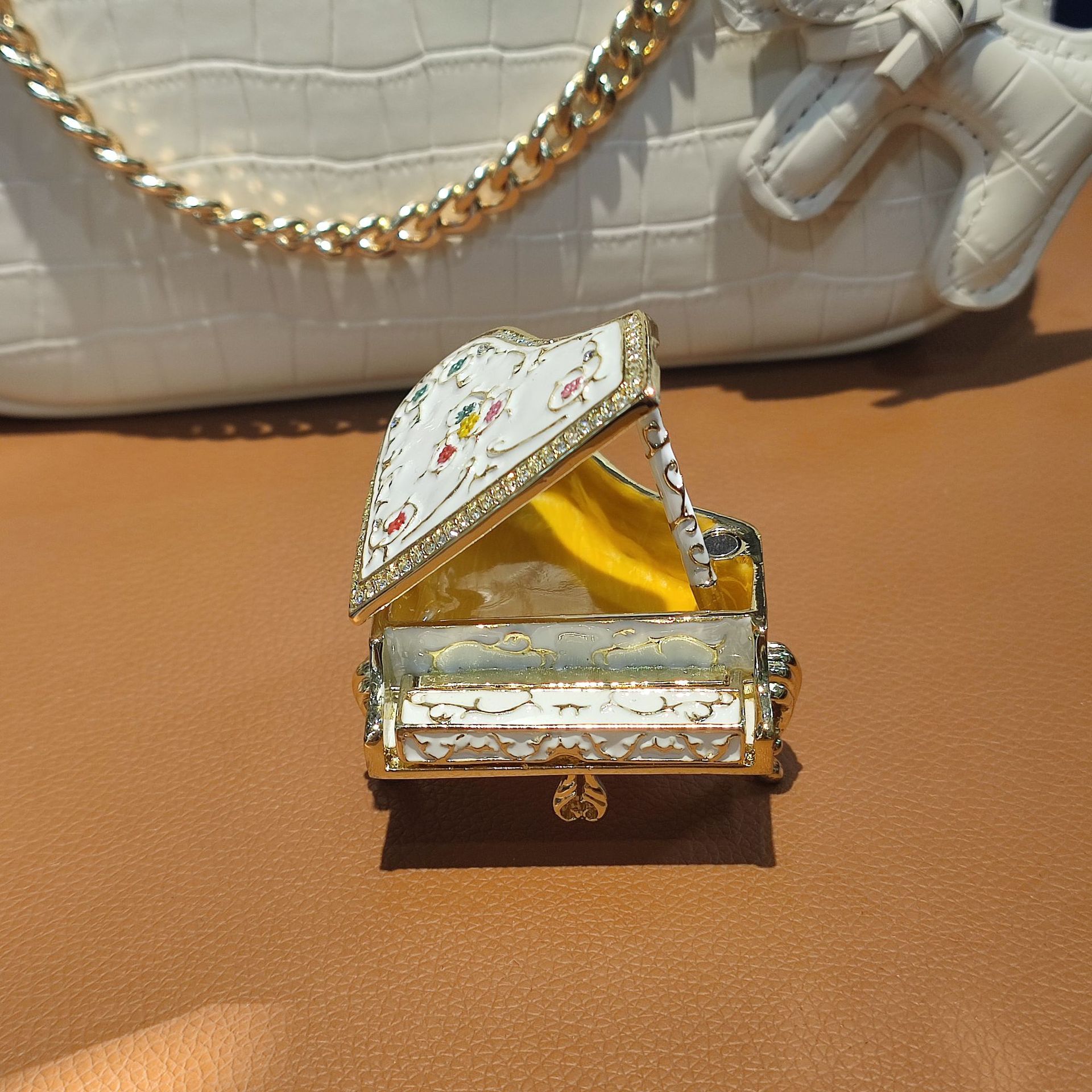 Metal enamel painted and diamond-encrusted piano small ornaments for sale, wholesale of small gifts, creative home desktop, light luxury decoration pic 9