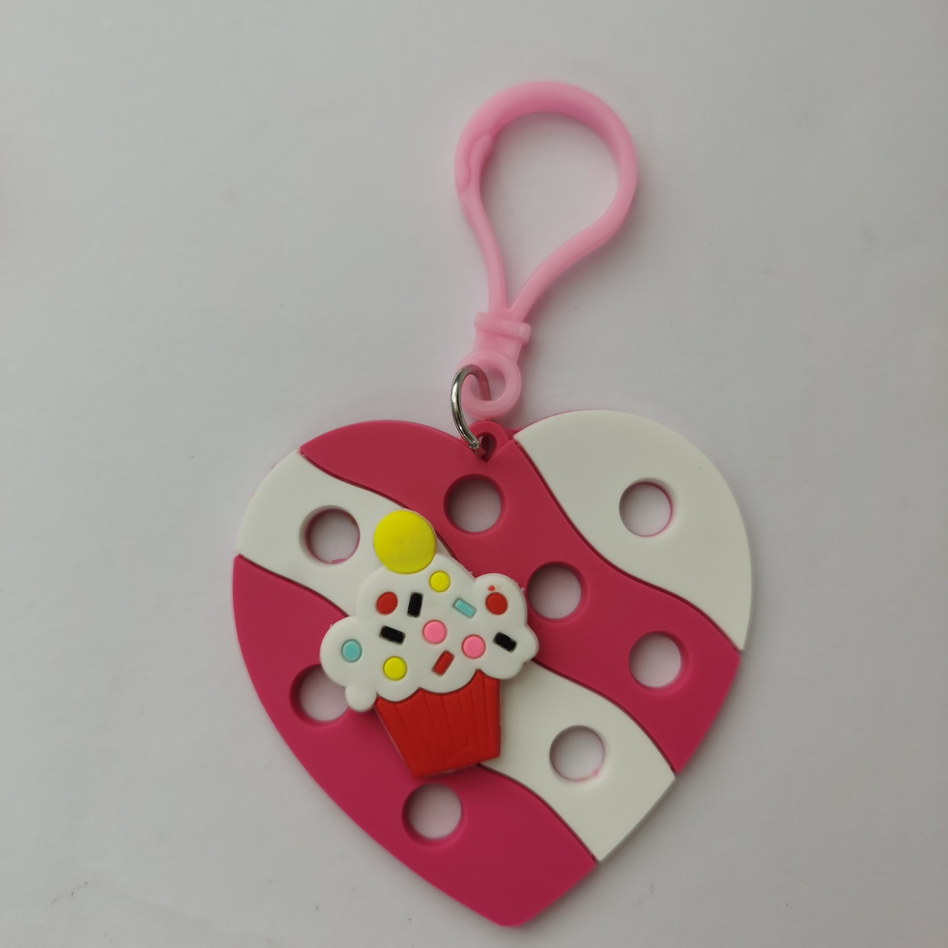 跨境热销PVC软胶洞洞钥匙扣个性包包挂件洞洞板钥匙扣diy鞋花鞋扣详情7