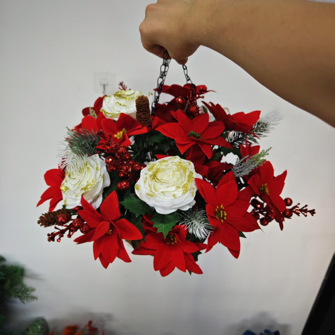 一品红仿真圣诞花吊篮圣诞花环装饰品 节日门口百合铁艺花篮挂件详情5