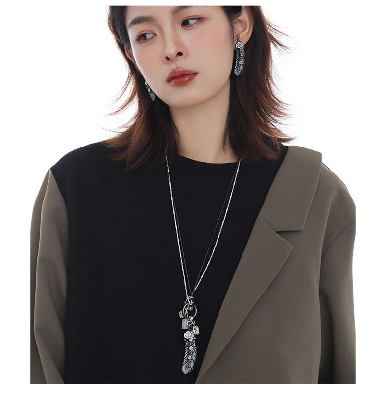 The Dark Feather necklace is a long, original design for women with a versatile commuting style. It is a light luxury, niche, and unique sweet and cool sweater chain pic 8