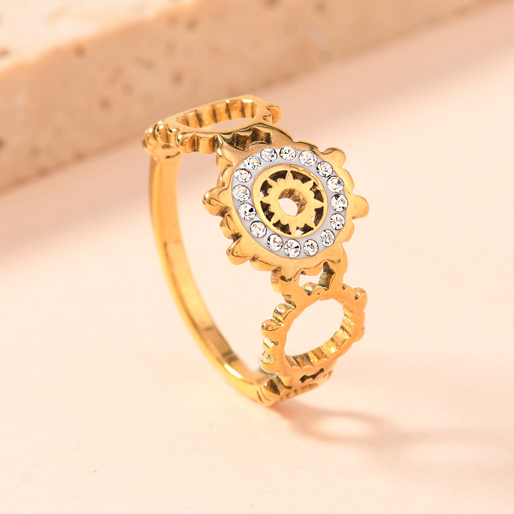 欧美时尚钛钢戒指简约百搭切割齿轮太阳花朵镶陶泥钻戒指18k饰品详情5