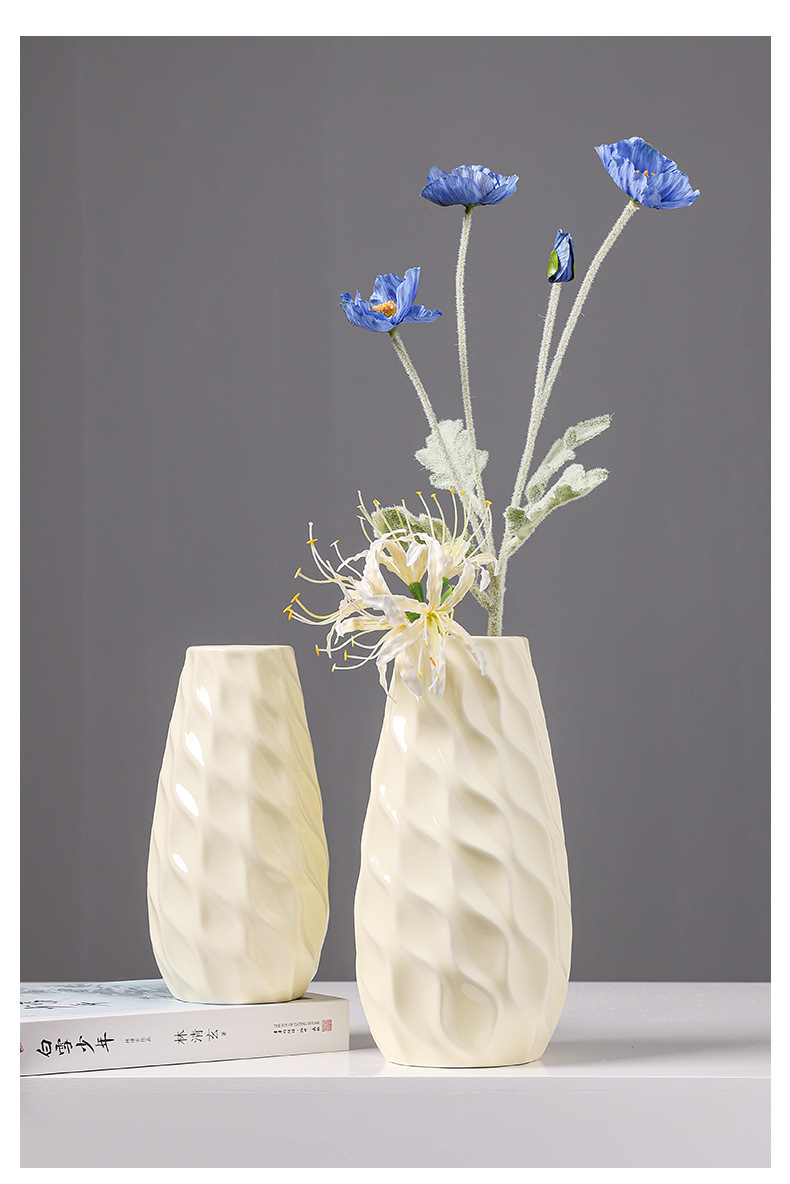 On December 9, 2025, a cream-style ins French ceramic vase with a sense of high-end hydroponic rose flowers, a home dried flower decorative item pic 3