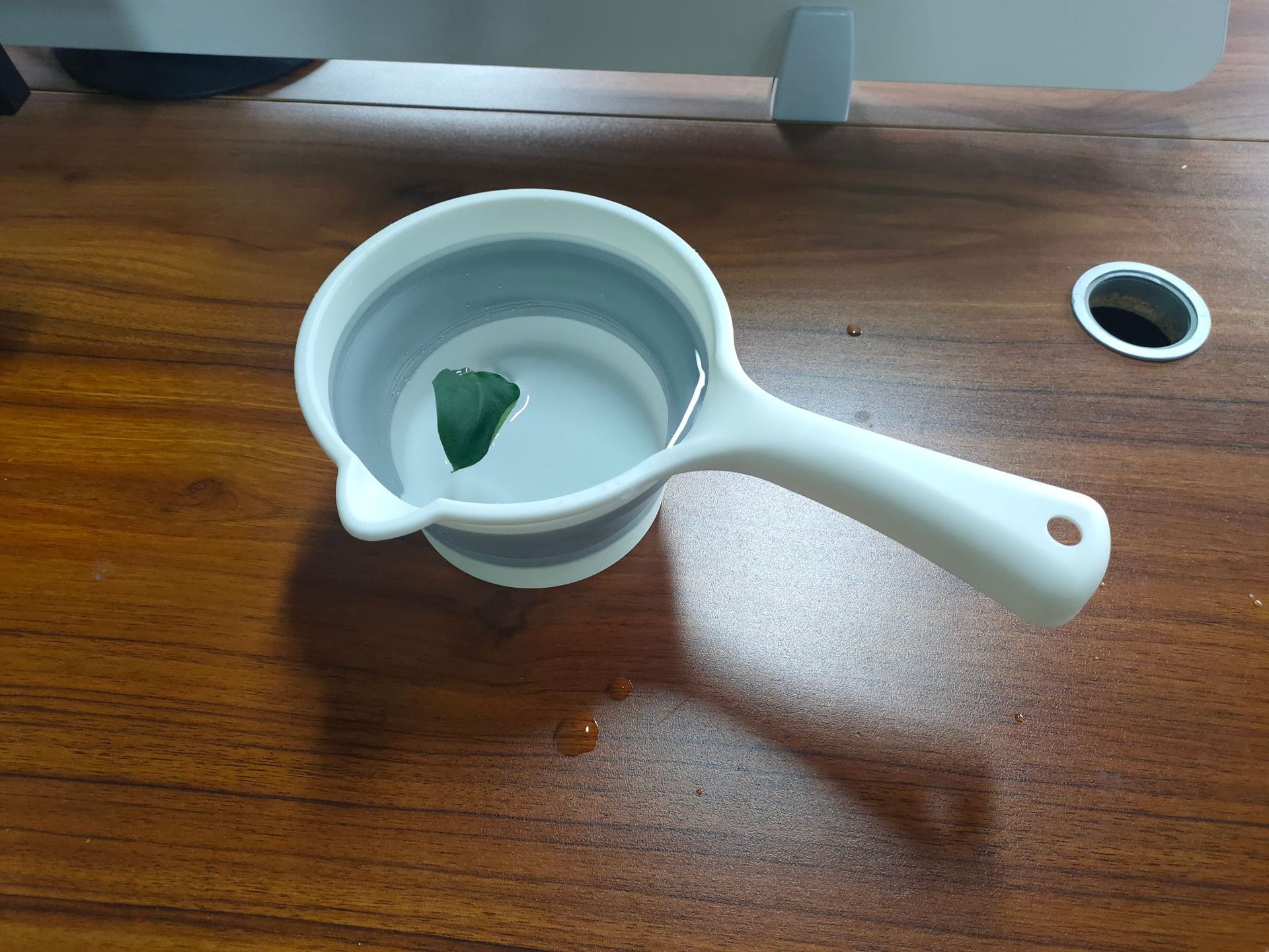 折叠水舀宝宝家居洗头杯婴儿洗澡水瓢水舀花洒沐浴塑料水勺家用详情2