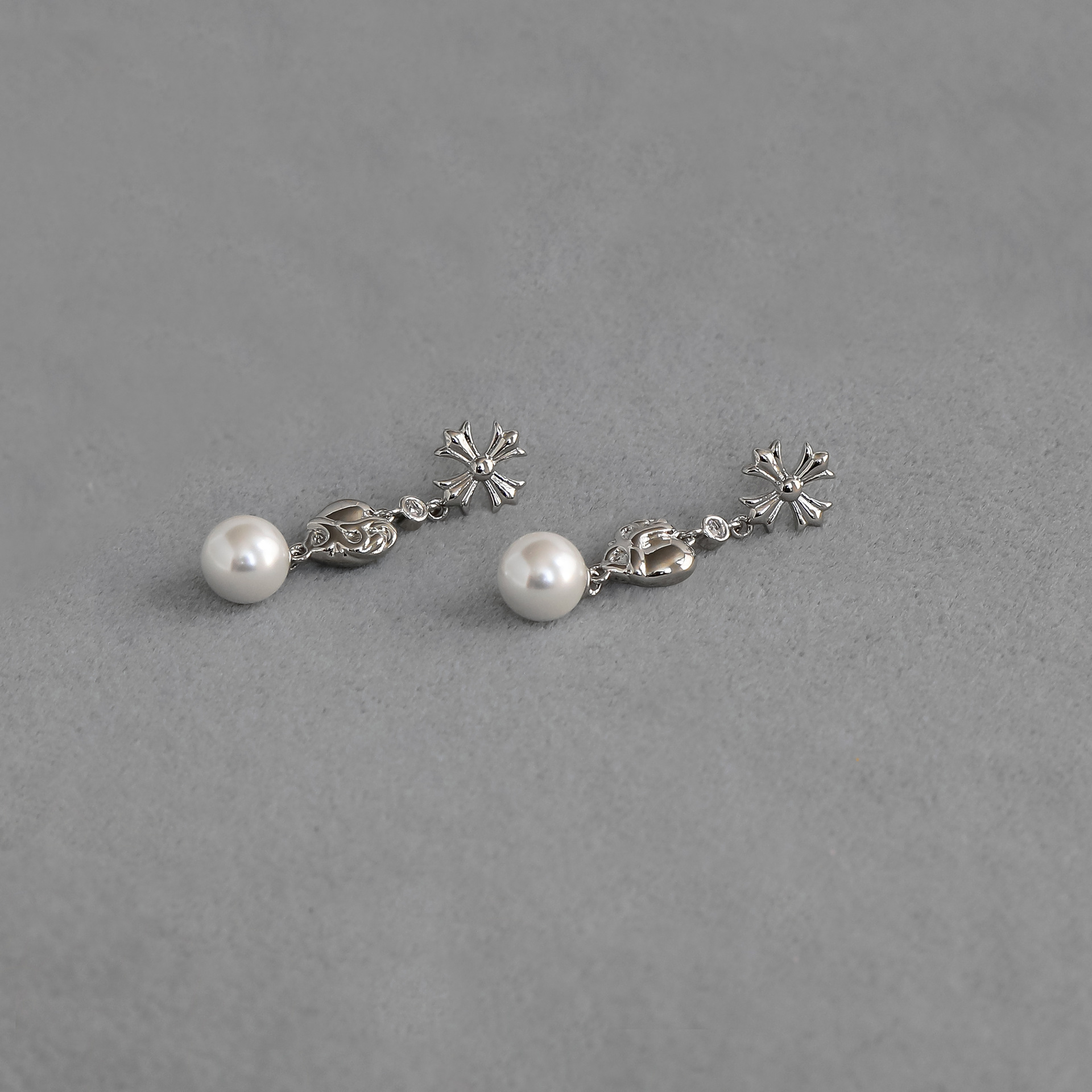 克罗*十字架珍珠耳钉 轻奢高级感小众气质简约雕刻爱心珍珠耳钉详情7