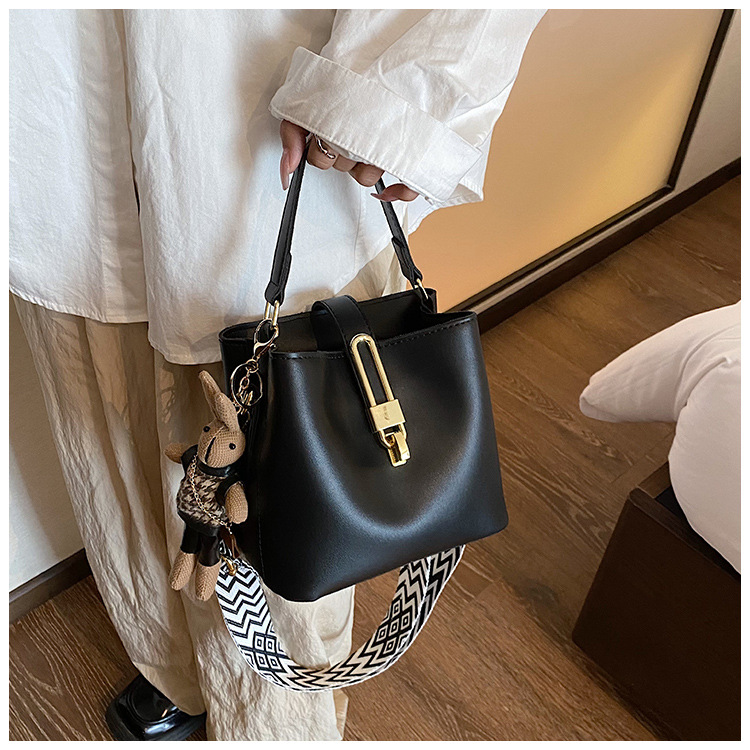 高级感大容量水桶包女2024新款潮韩系百搭宽肩带单肩包洋气斜挎包详情42