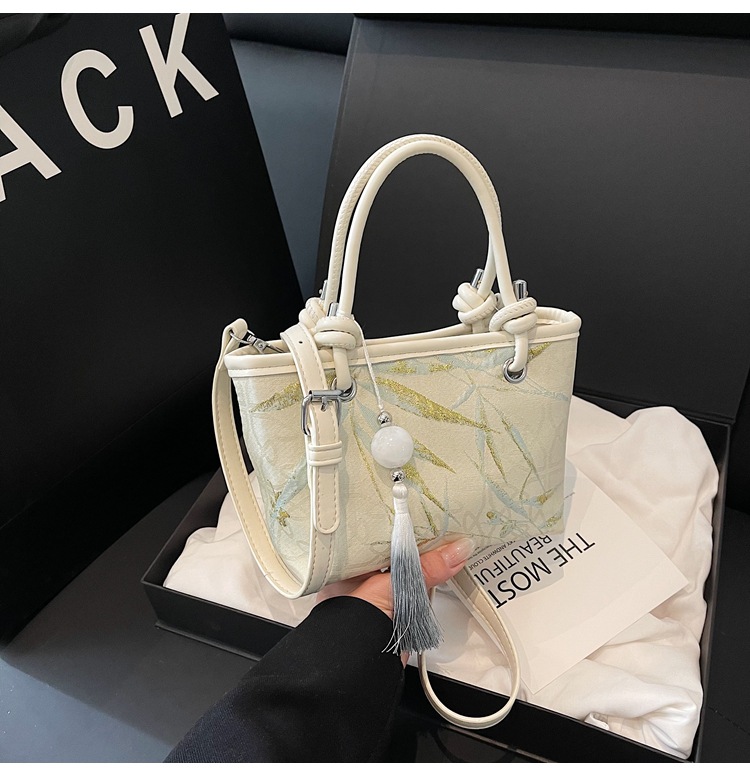 手拎新国潮式刺绣包包女2025春夏新款国风绣花时尚水桶包百搭斜挎包详情18